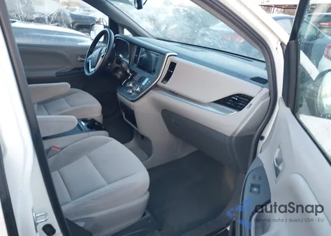 2016 Toyota Sienna Le 8 Passenger z USA, uszkodzony, nr VIN 5TDKK3DC3GS757877